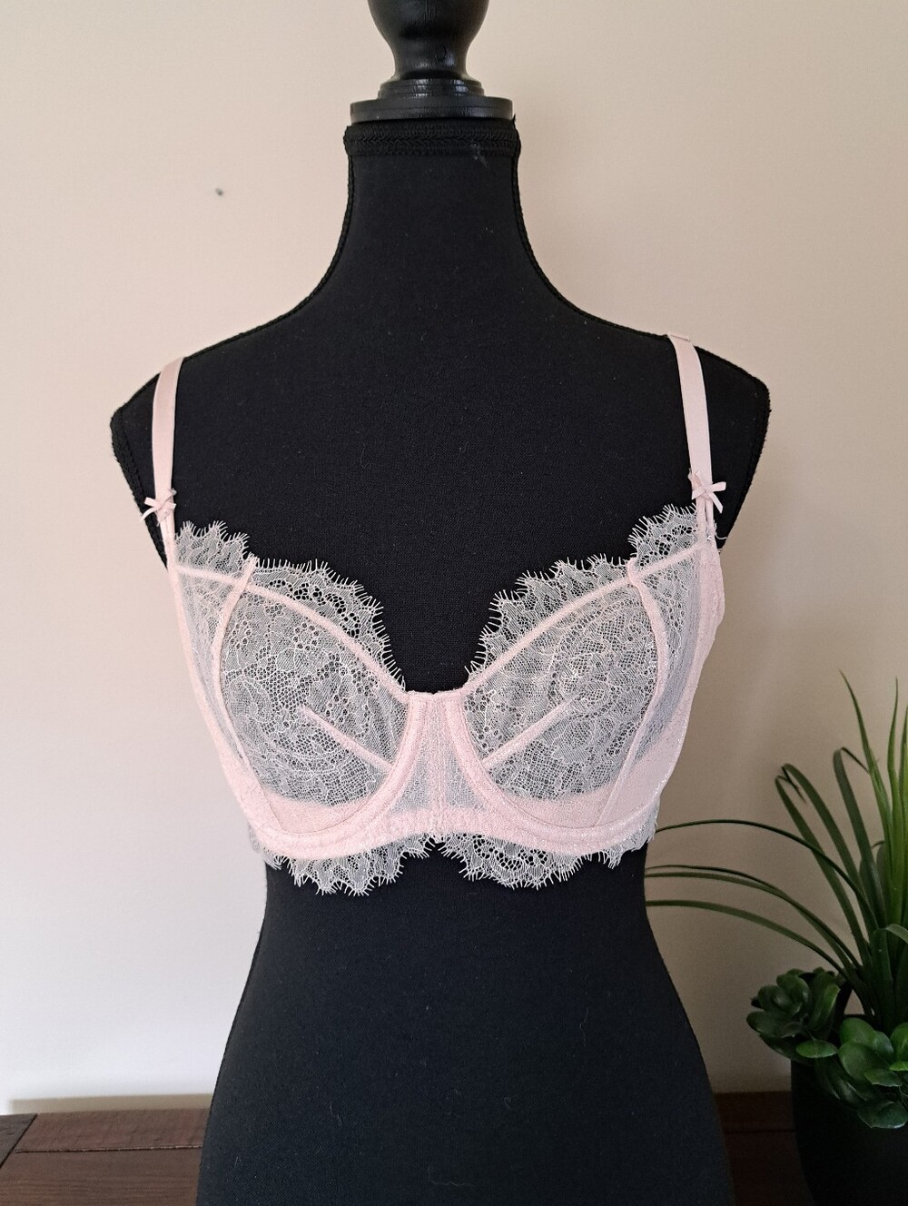 Victoria's Secret Dream Angels Pale Pink Lace Underwire Bra Size 32DD Push Up